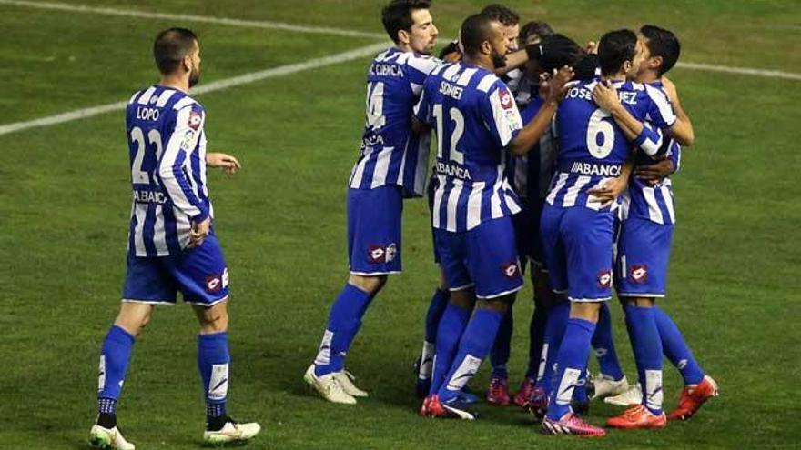 El Depor celebra uno de sus goles en Vallecas.