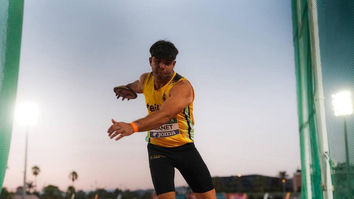Manuel Canet, del CA Safor Teika de Gandia, en la final de lanzamiento de disco del Nacional absoluto
