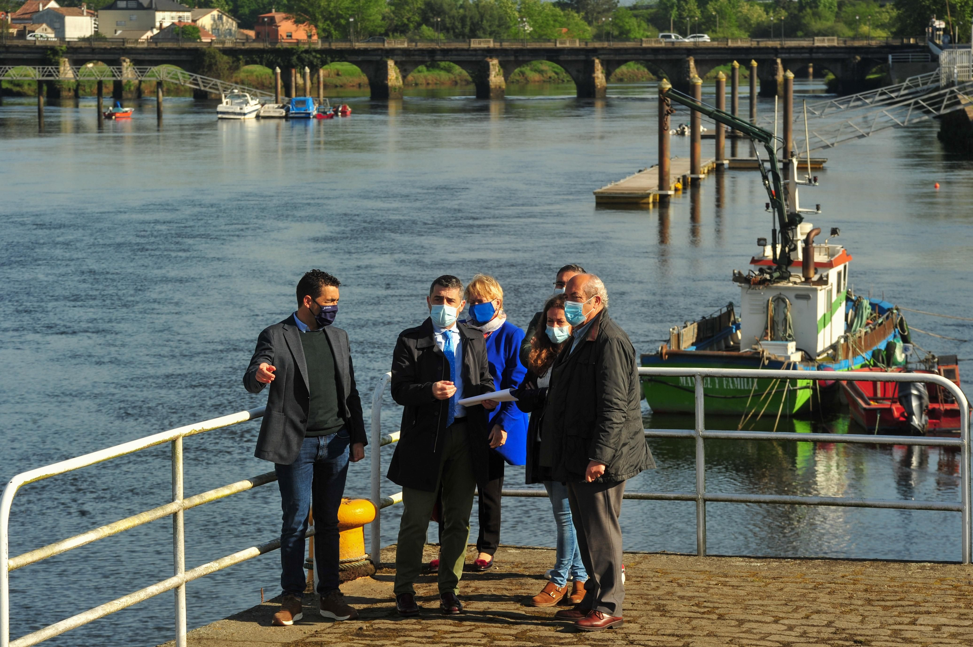 La visita del delegado territorial de la Xunta a Pontecesures, ayer.