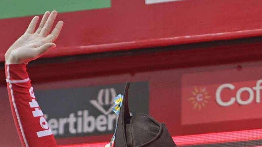 De Gendt saluda en el podio de Gijón.