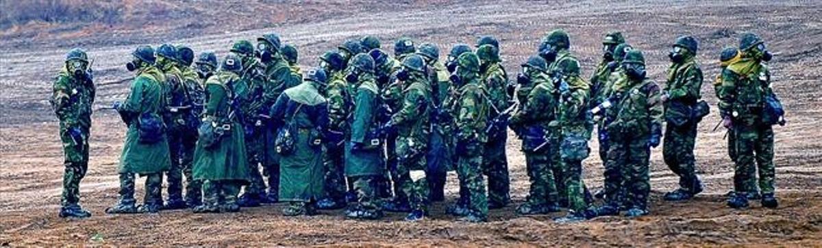 Soldats sud-coreans amb màscares de gas atenen les explicacions del seu instructor en un camp d’entrenament militar de la ciutat fronterera de Paju, ahir.