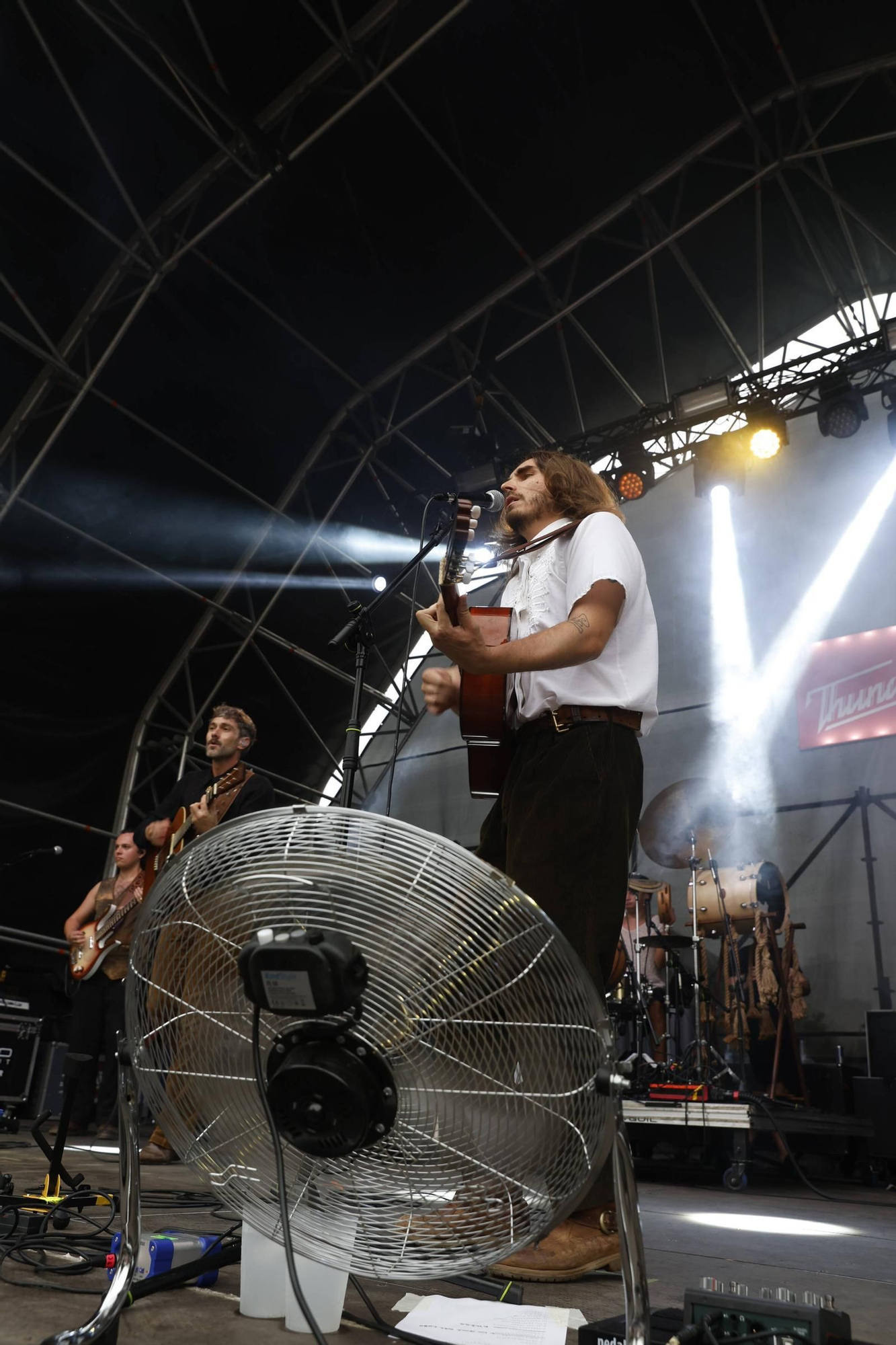Largas colas y lleno hasta la bandera en el concierto de Juan Magán en Gijón (en imágenes)