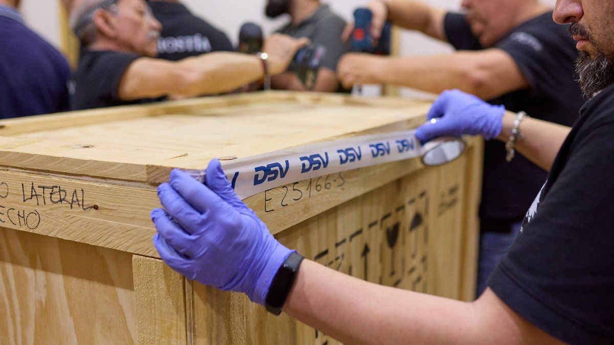 El equipo sella las cajas con los enseres.