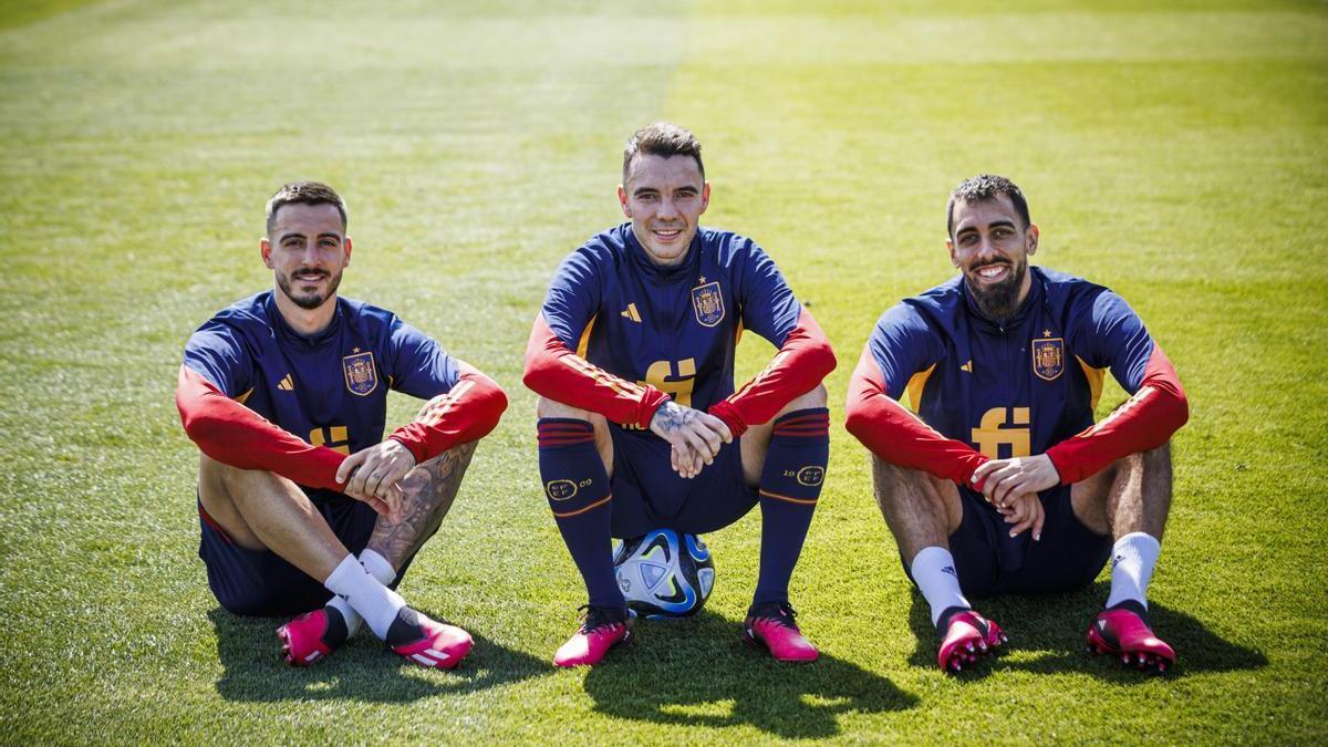 Joselu, Iago Aspas y Borja Iglesias posan en un entrenamiento de la Selección.