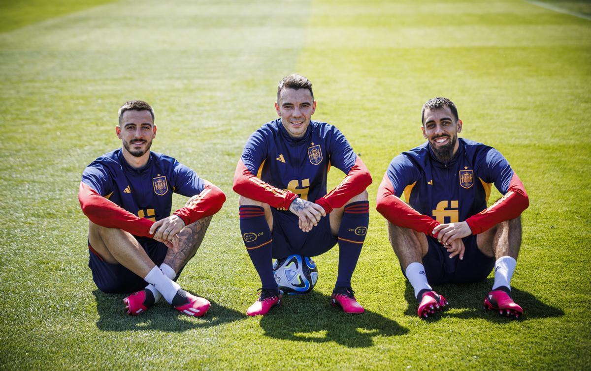 Joselu, Iago Aspas y Borja Iglesias posan en un entrenamiento de la Selección.