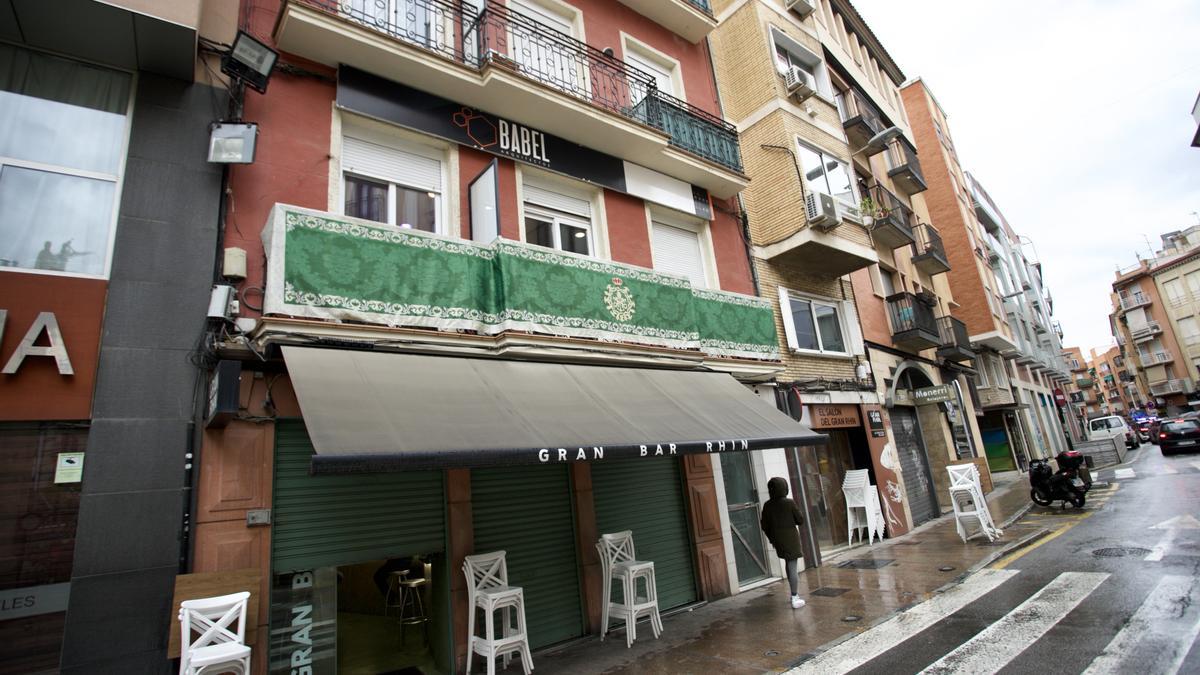 Balcones engalanados de verde esperanza, este lunes en Murcia.