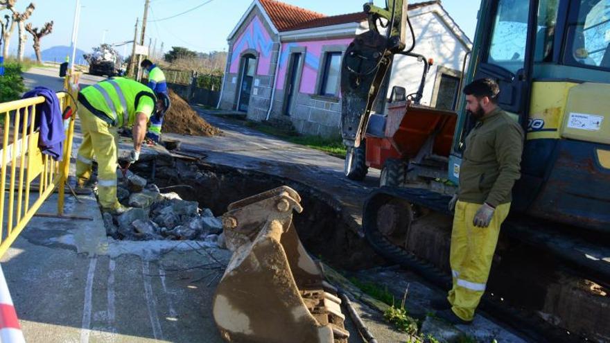 Bueu cierra el vial de Agrelo-Portomaior para atajar un vertido de aguas fecales