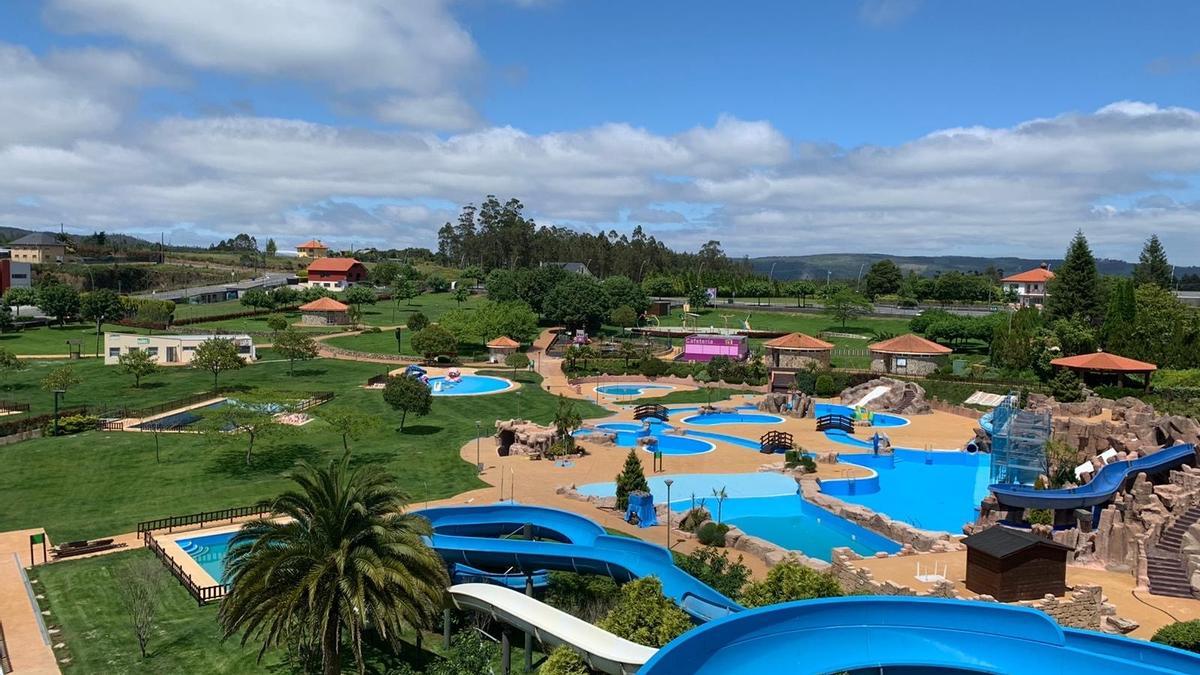 Toboganes y piscinas en las instalaciones del Aquapark de Cerceda