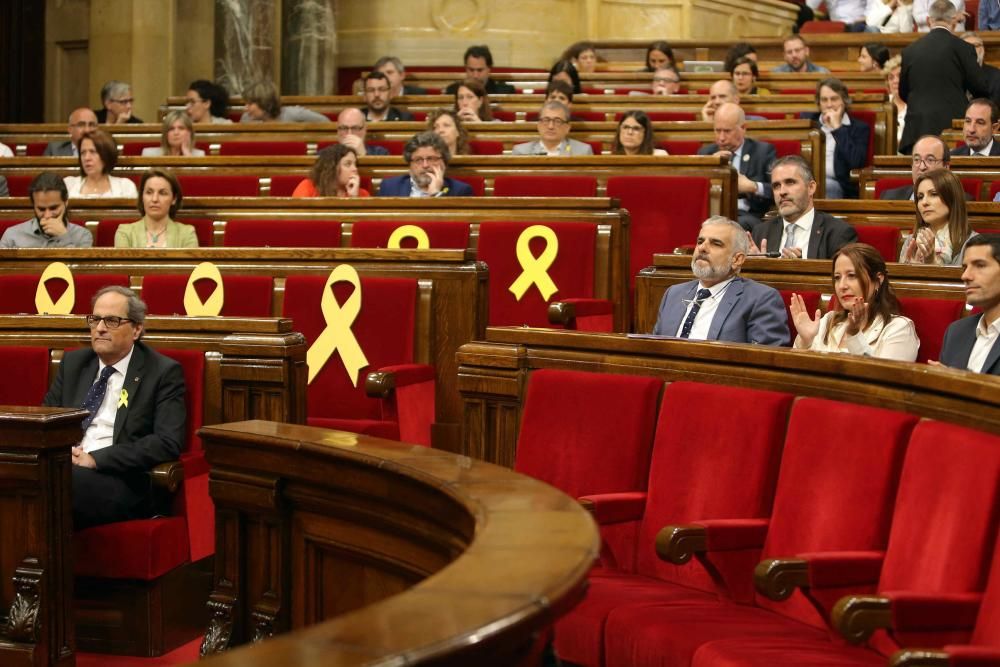 Torrent suspèn el ple després que Carrizosa retiri un llaç groc de la bancada del Govern