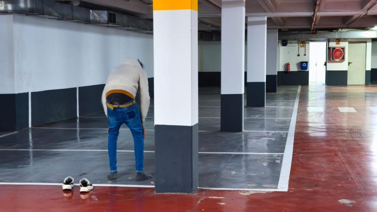 Una persona sintecho, la semana pasada en el aparcamiento del Hospital Provincial, en Castelló.