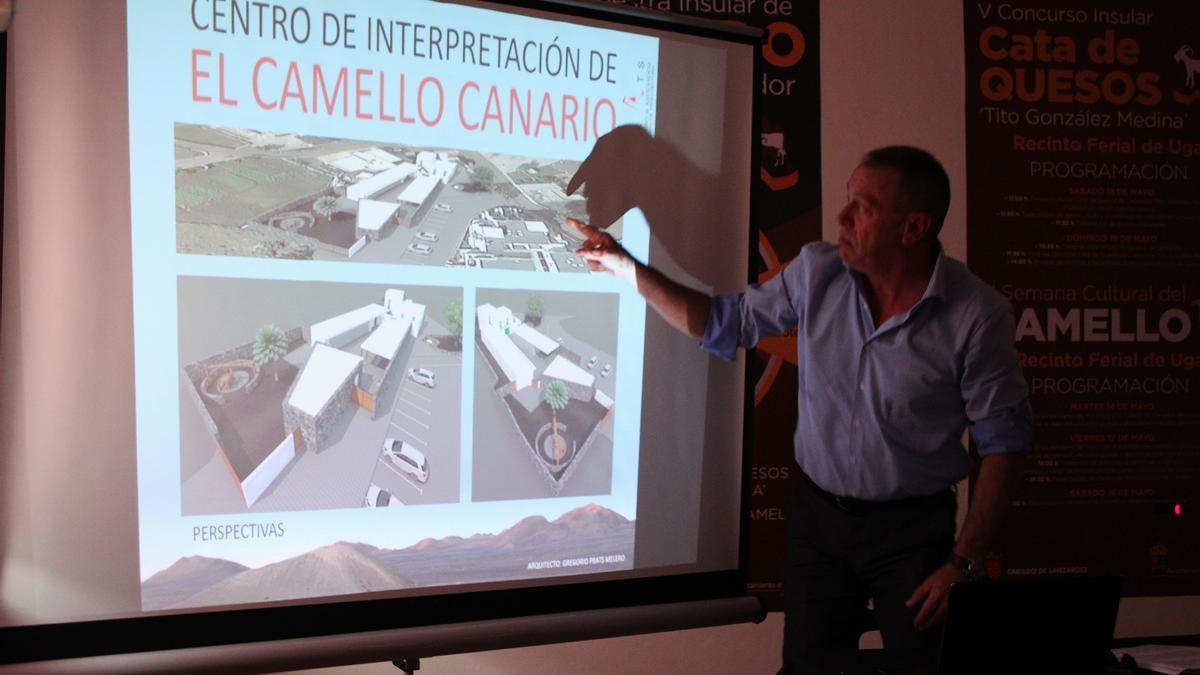 El arquitecto Gregorio Prats explica el proyecto del Centro de Interpretación del Camello.