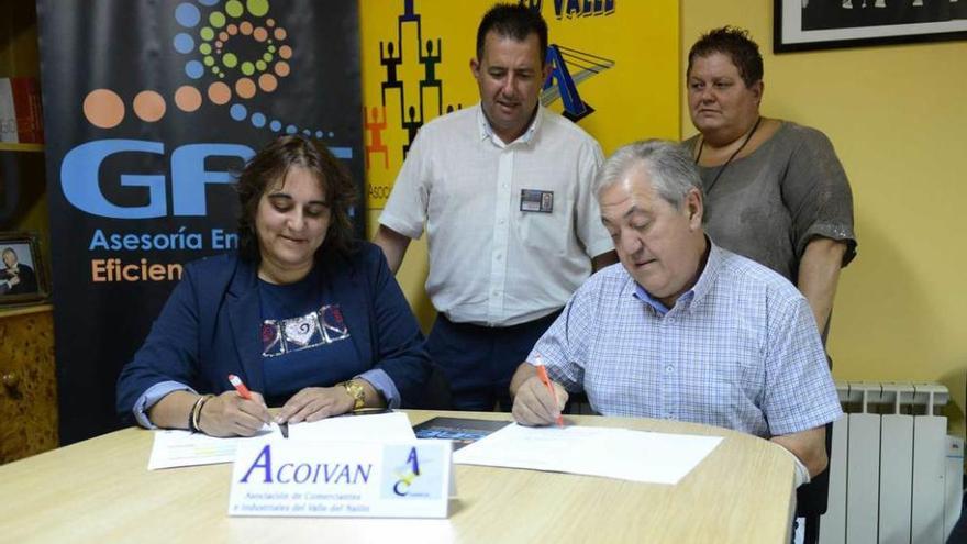 Lidia Gancedo y Marcelino Tamargo firman el convenio de colaboración, ayer, en La Felguera.