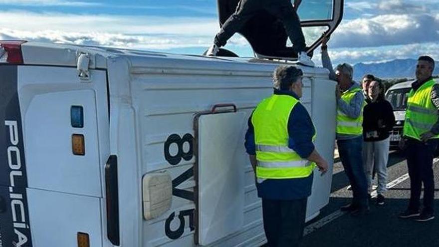 Vídeo: Una conductora hace volcar a un furgón de la Policía Nacional en una colisión en la N-340 en Castelló