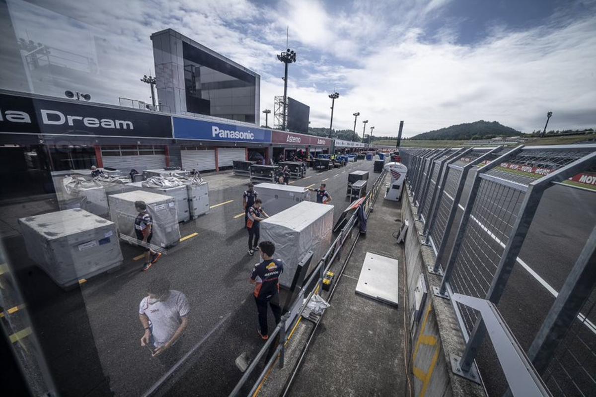 Las cajas con las motos, listas en el 'paddock' de Motorland.