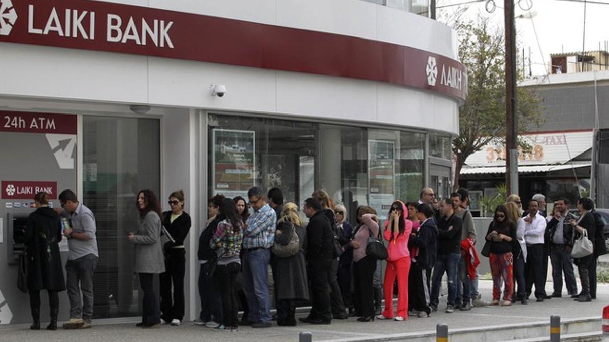 Colas de ciudadanos ante un cajero del Laiki Bank en Nicosia. REUTERS