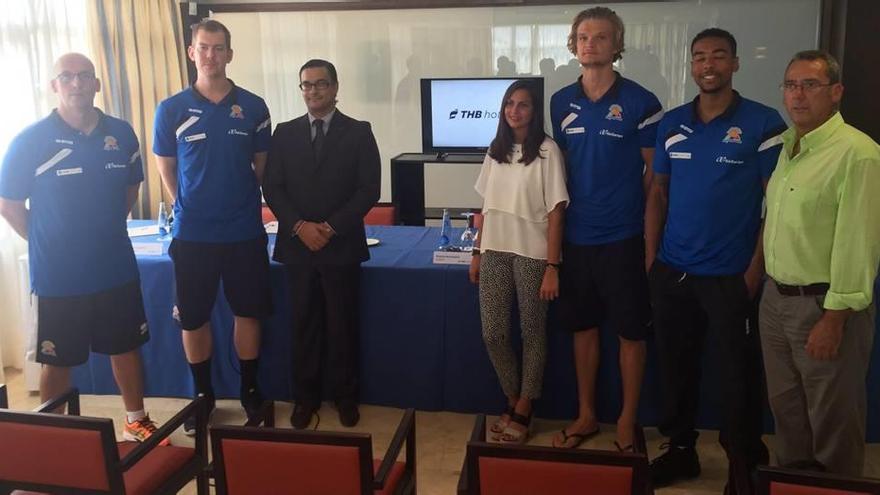 Khalid Mutakabbir, Ryan Nicholas y Tautvydas Sabonis posan tras la presentación.