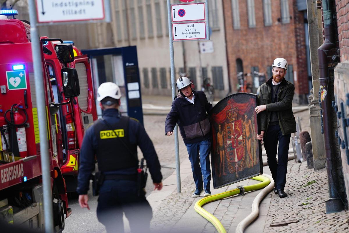 El fuego devora el edificio de la Bolsa de Copenhague