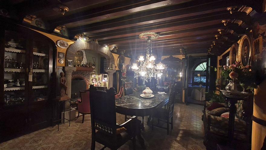 La majestuosa sala-menjador està presidida per una taula ovalada de marbre i una làmpada d’aranya