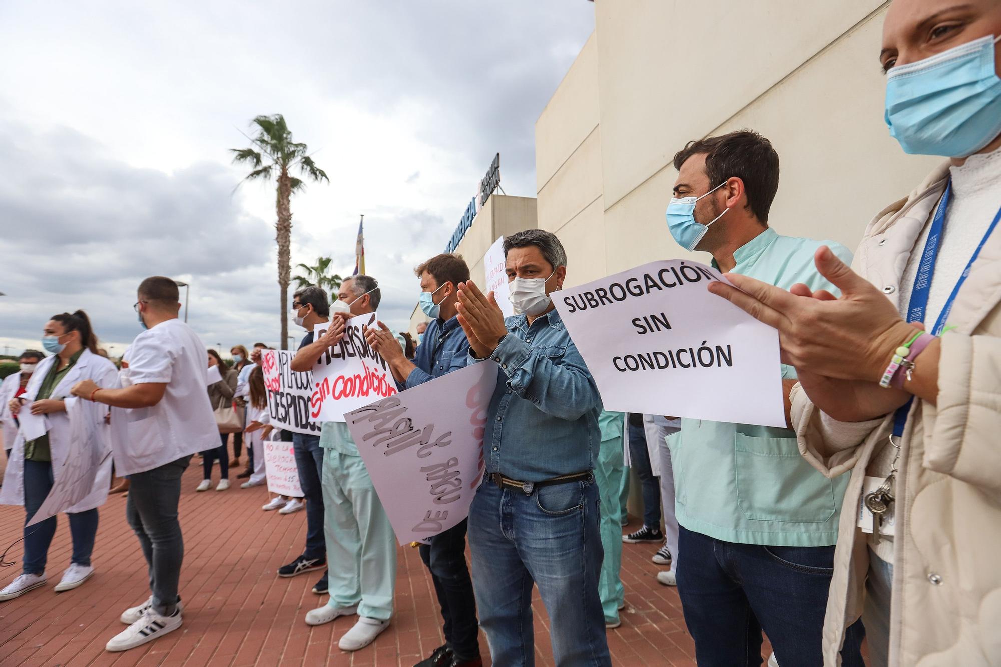 Protesta de los médicos sin MIR a las puertas del Hospital Universitario de Torrevieja