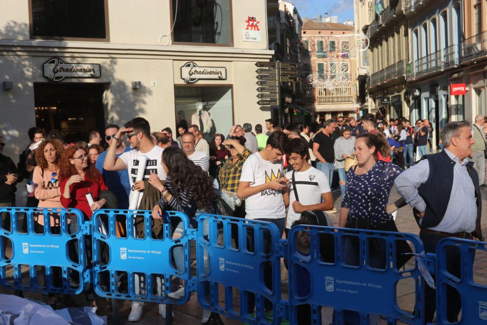 Cientos de aficionados hacen cola durante todo el jueves para fotografiarse con los trofeos de La Roja