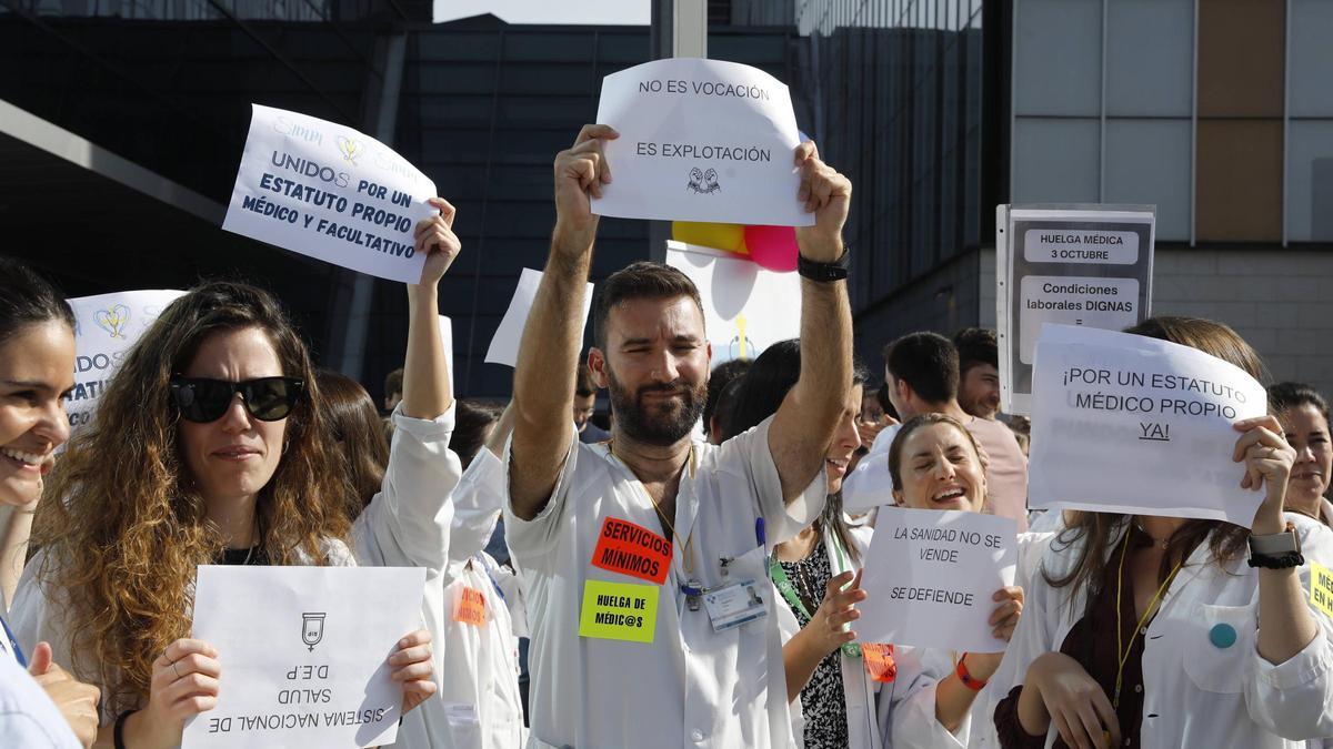 Protesta de médicos, en el HUCA, en la jornada de huelga del pasado 3 de octubre.