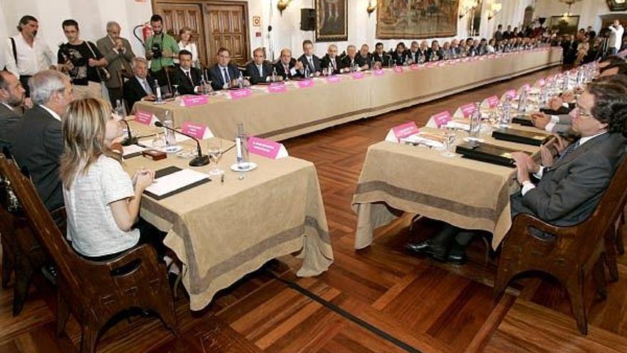 La ministra Bibiana Aído y el presidente Touriño, ayer en su encuentro con los empresarios.