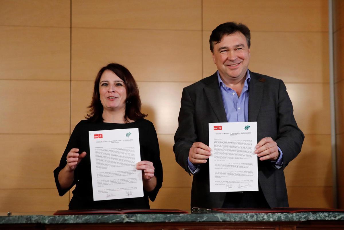 La entonces portavoz del PSOE, Adriana Lastra, y Tomás Guitarte (Teruel Existe) muestran el acuerdo para la investidura de Pedro Sánchez.