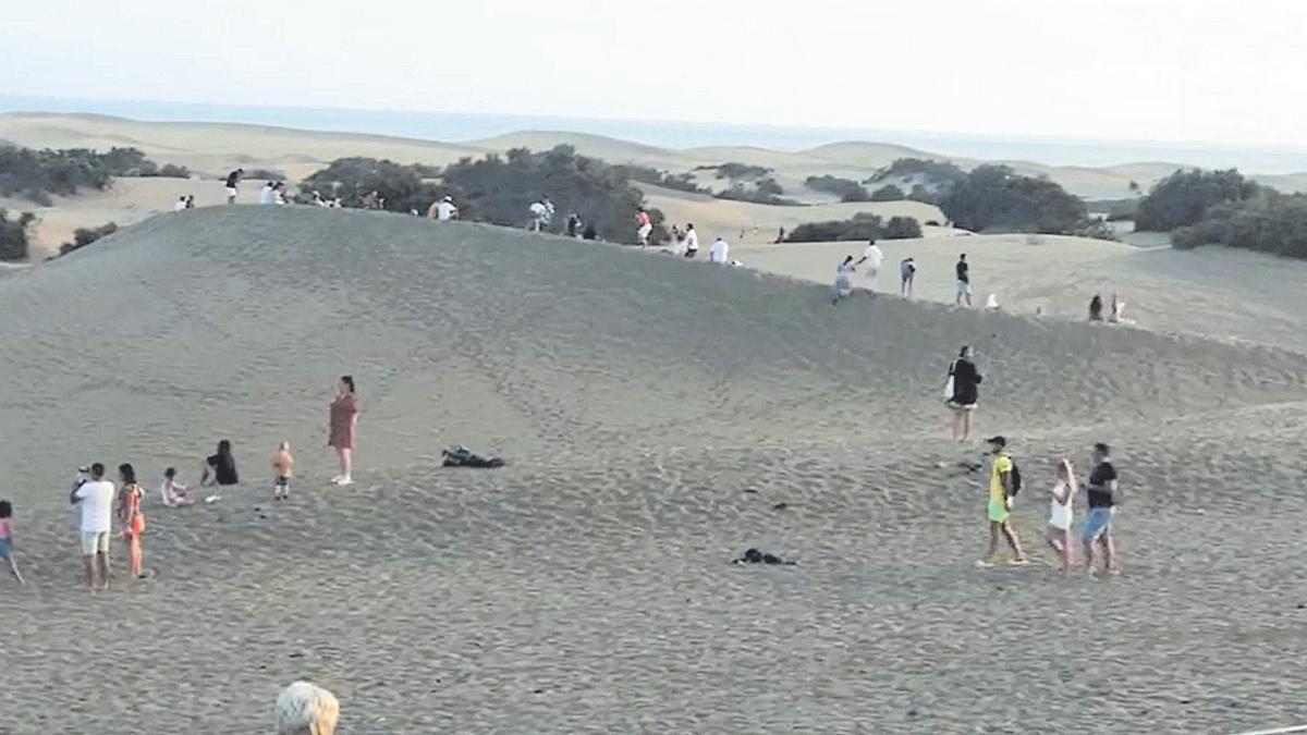 Invasión de turistas sobre las Dunas.