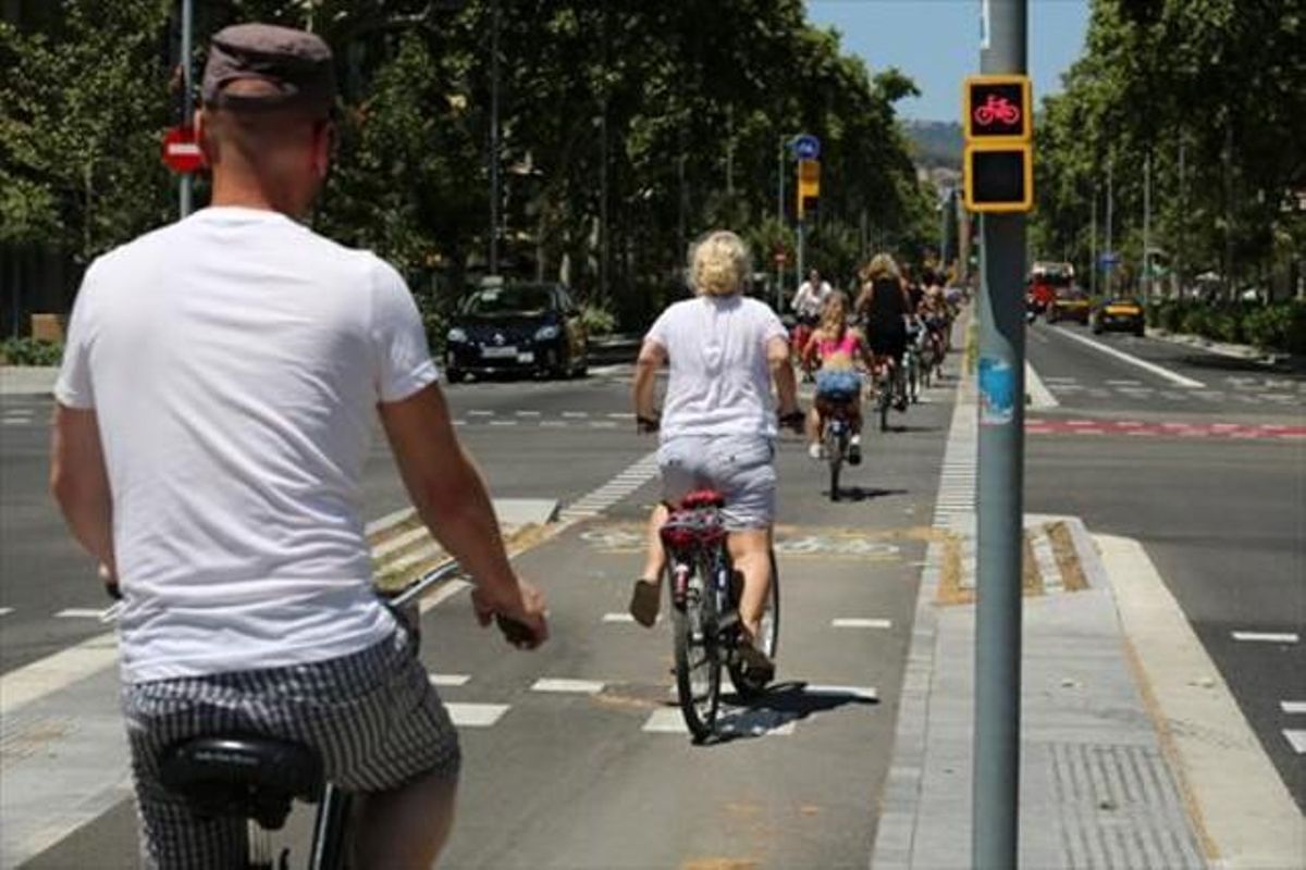 Un grup de ciclistes circulen pel carril bici del passeig de Sant Joan, ahir. Un grup de ciclistes circulen pel carril bici del passeig de Sant Joan, ahir.