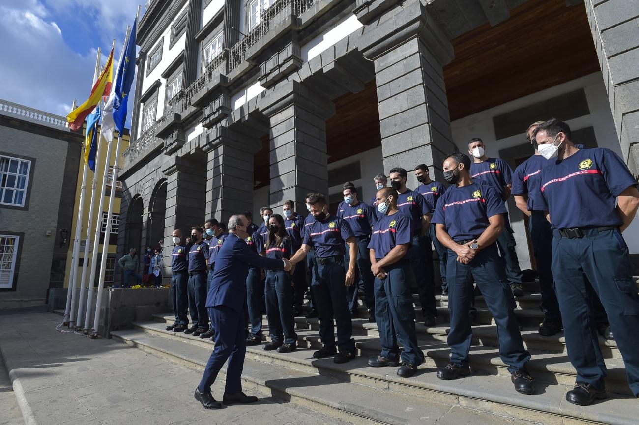 Las Palmas de Gran Canaria da la bienvenida a la "familia" municipal a los 31 nuevos bomberos tras 12 años sin reforzar el Cuerpo