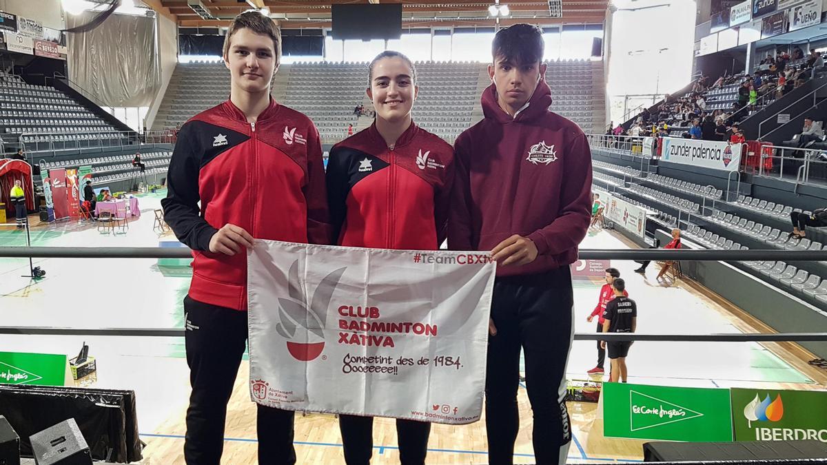 Los tres deportistas del Bádminton Xàtiva en el campeonato en Palencia.
