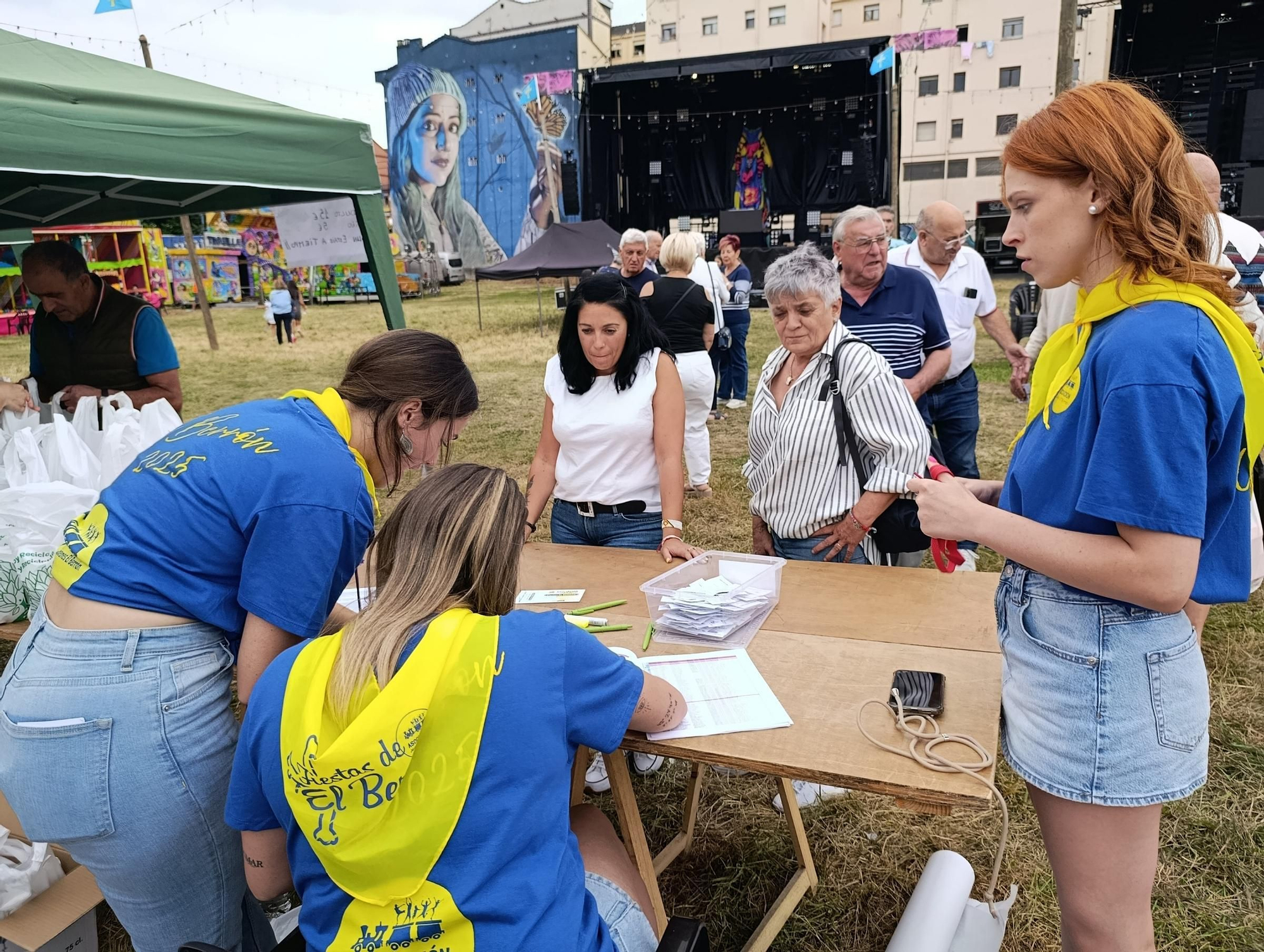Mesa y mantel para más de mil personas en las fiestas de El Berrón