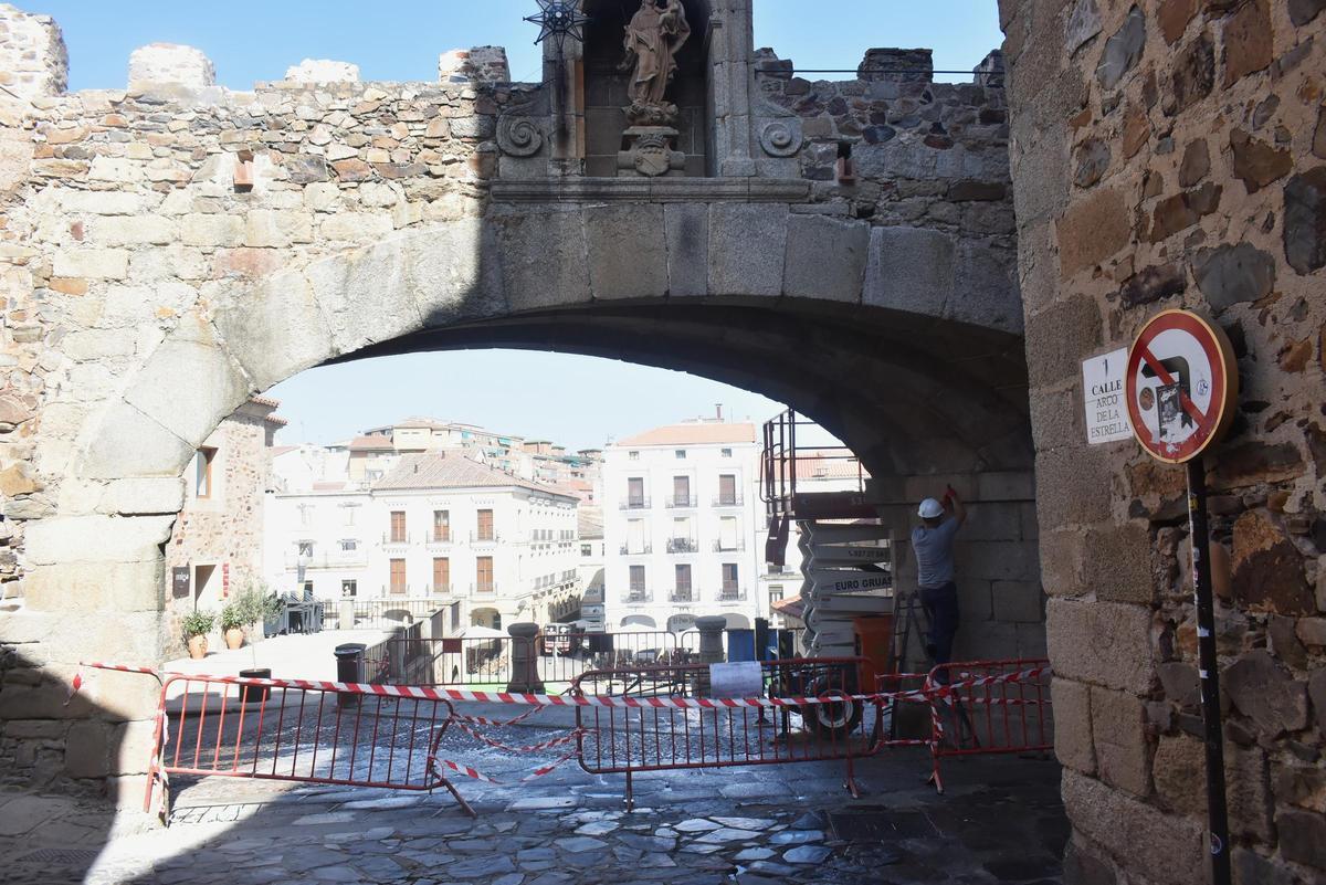 Galería | El Arco de la Estrella de Cáceres cierra por las mañanas Galería | El Arco de la Estrella de Cáceres cierra por las mañanas