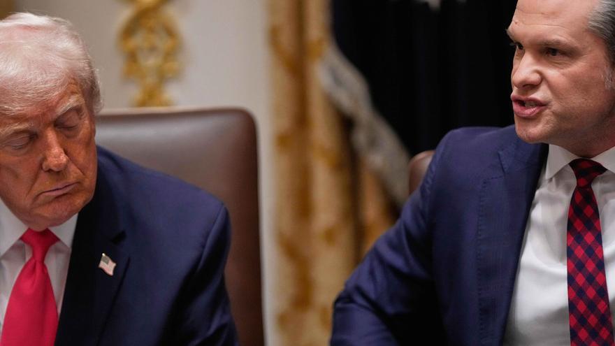 Hegseth, secretario de Defensa de Trump, se mantiene a flote pese a la sombra de posibles crímenes de guerra y problemas por el Signalgate