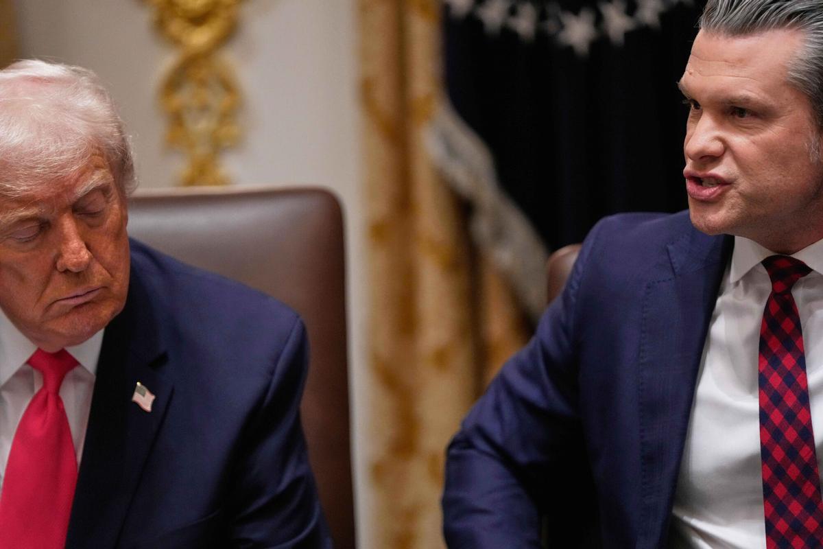 El secretario de Defensa de EEUU, Pete Hegseth, y el presidente Donald Trump, durante la reunión del gabinete, este martes en la Casa Blanca.