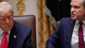 El secretario de Defensa de EEUU, Pete Hegseth, y el presidente Donald Trump, durante la reunión del gabinete, este martes en la Casa Blanca.