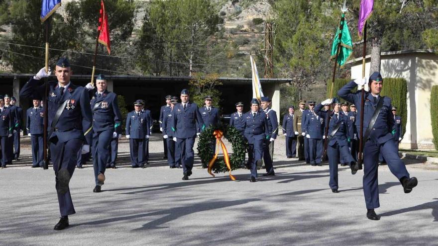 La Colonia de Aviación en un acto militar de homenaje a la Virgen del Loreto.