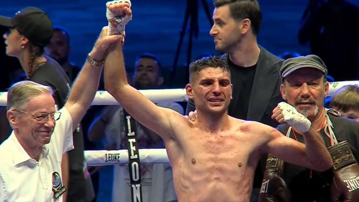 Cristóbal Lorente celebra su victoria junto a Rafa Martín