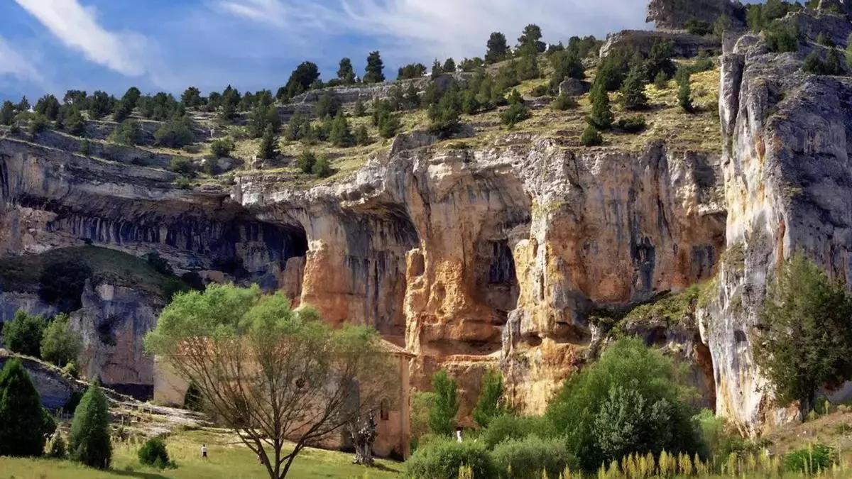 El paseo fluvial perfecto recorre 5 kilómetros entre acantilados, buitres y una ermitas templarias