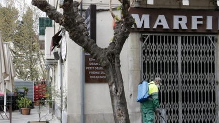 Un treballador municipal de la Jonquera