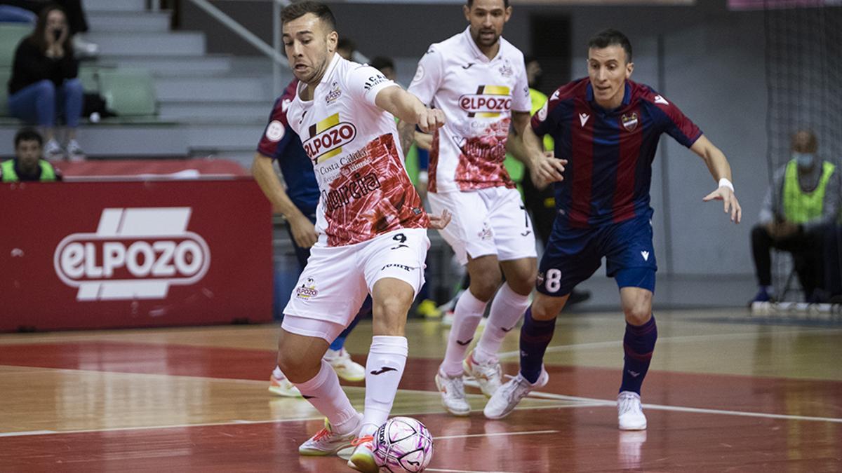 Rafa Santos, de ElPozo Murcia Costa Cálida, controla el balón ante Maxi Rescia, del Levante UD FS