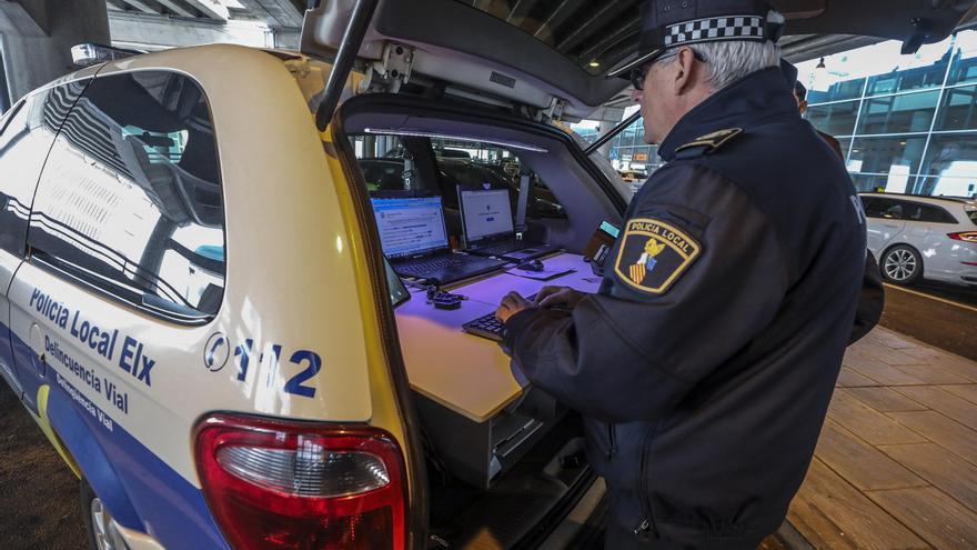 La Policía Local de Elche detecta en el aeropuerto un taxista drogado sin tarjeta identificativa
