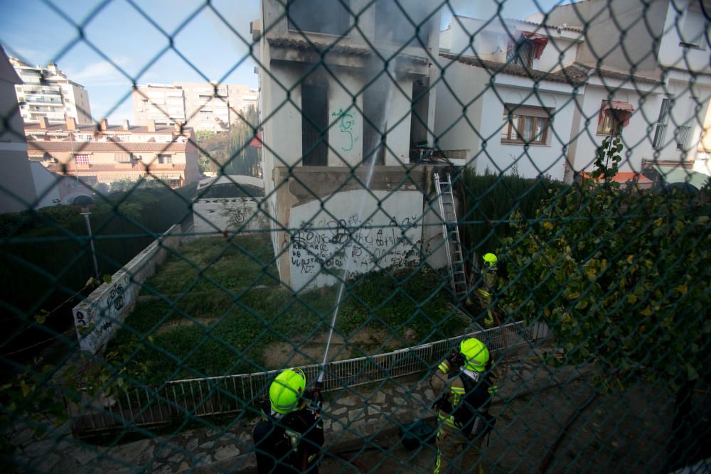 Incendio en un bungalow abandonado en urbanización Jardines de Las Huertas.