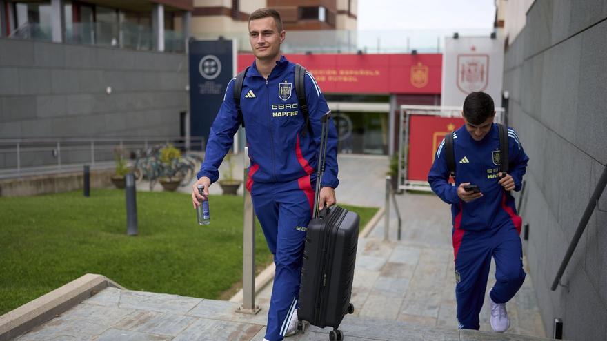 El centrocampista de la selección española de fútbol Jorge de Frutos abandona la Ciudad del Fútbol de Las Rozas.