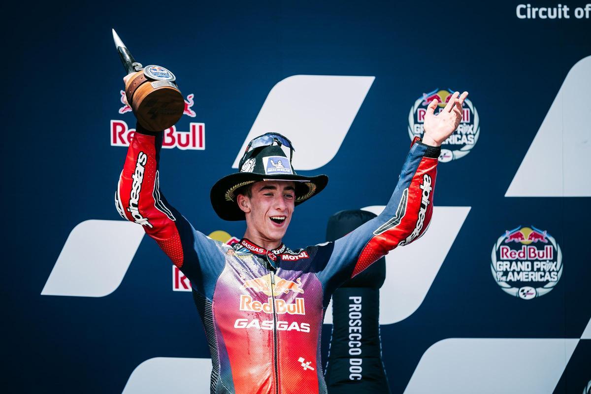 Pedro Acosta, celebrando su segundo puesto en el podio de Austin