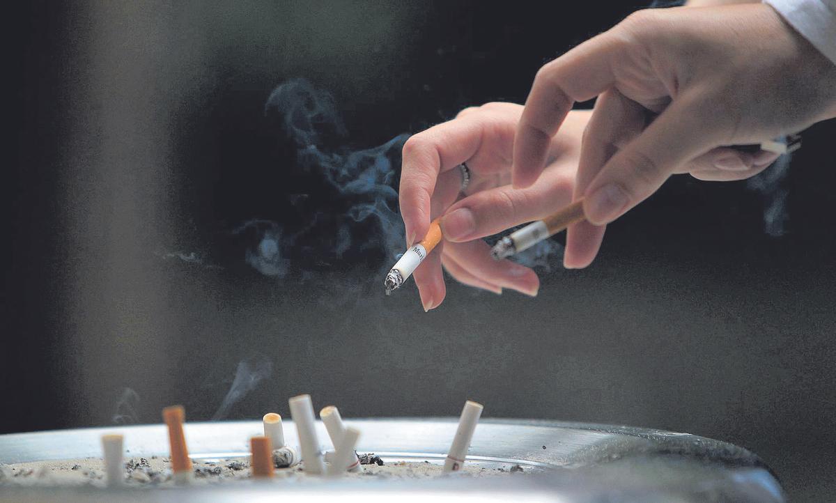 Dos usuarios apagan sus cigarrillos