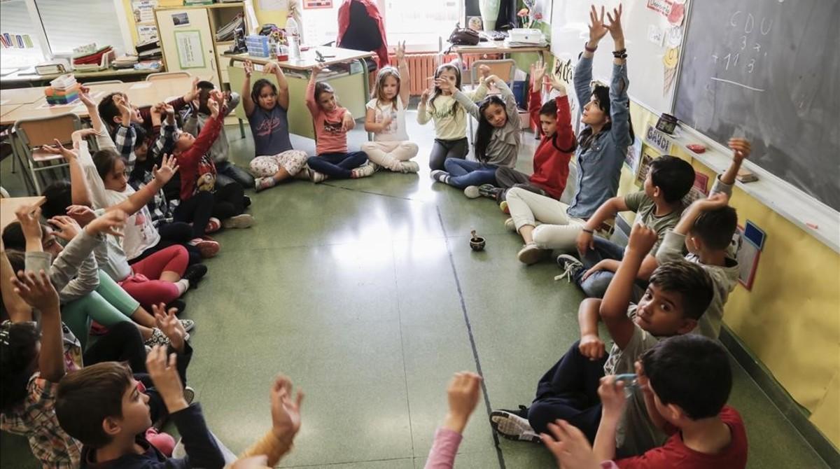 Clase de segundo de primaria del Institut Escola Turó de Roquetes practicando ’mindfulness’.