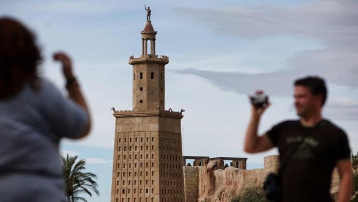 Visitantes ayer en Terra Mítica en el último día de apertura de la temporada 2010.
