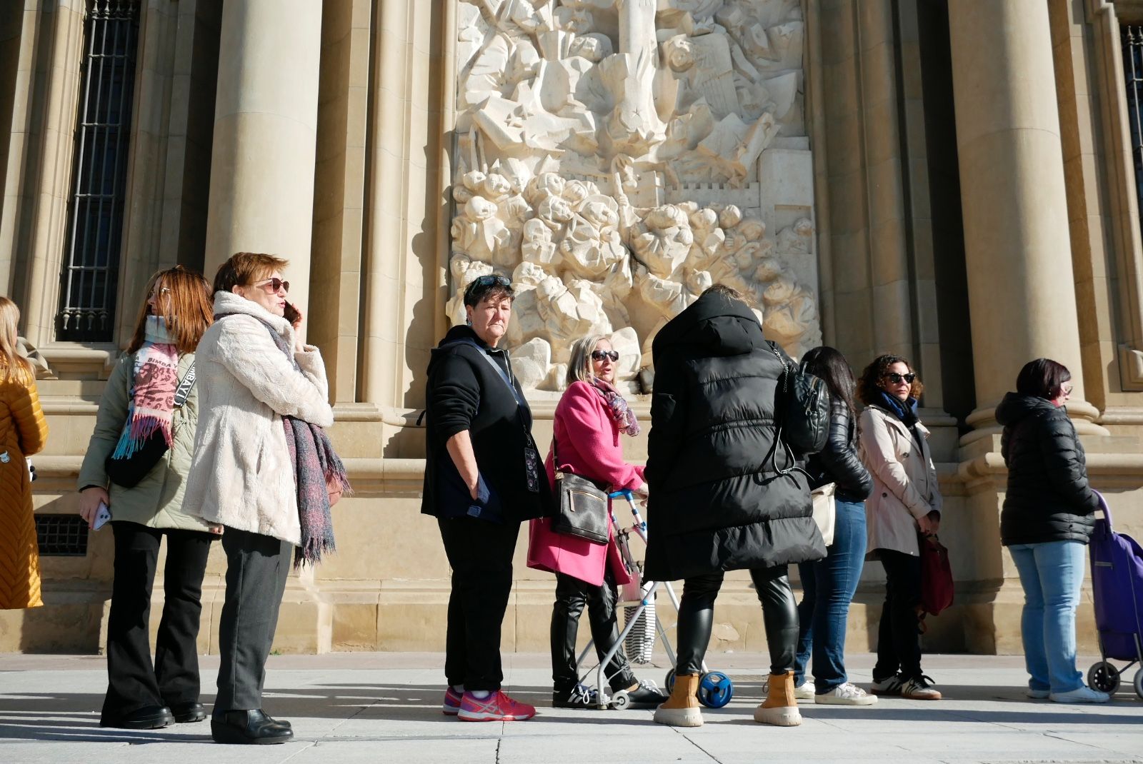 En imágenes | La fiebre por las medidas 'cachirulo' de la Virgen deja una larga fila en la Plaza del Pilar