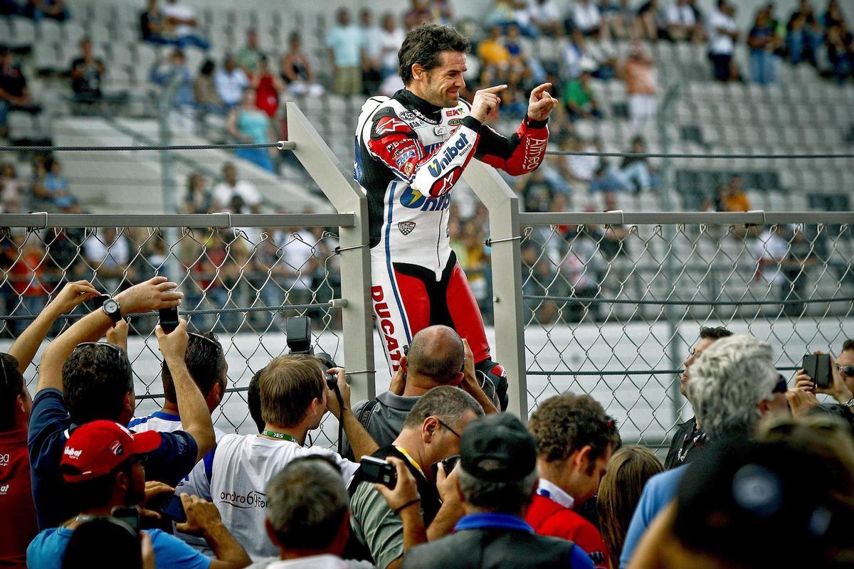 Carlos Checa tras llevarse el título mundial de Superbikes en 2011